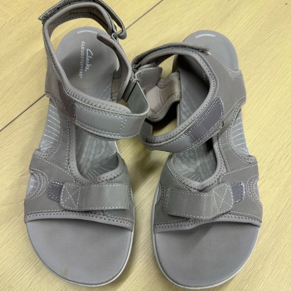 Clarks Women’s Tan/Gray Sandals Size 10 EUC